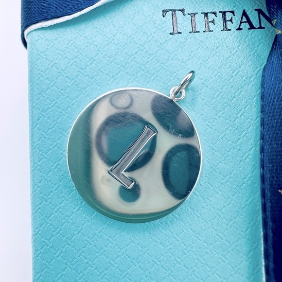 Tiffany & Co. Letter L Round Tag Initial Charm in Sterling Silver with Pouch - Picture 4 of 8